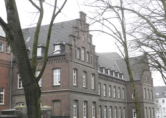 Anna-Schiller-Haus Das Anna-Schiller-Haus ist Teil des Franziskanerklosters an der Bettrather Straße.