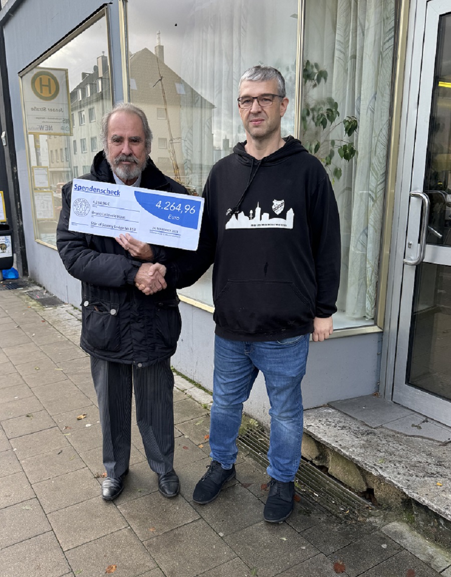 2 Personen vor dem Eingang zum Bruno-Lelieveld-Haus