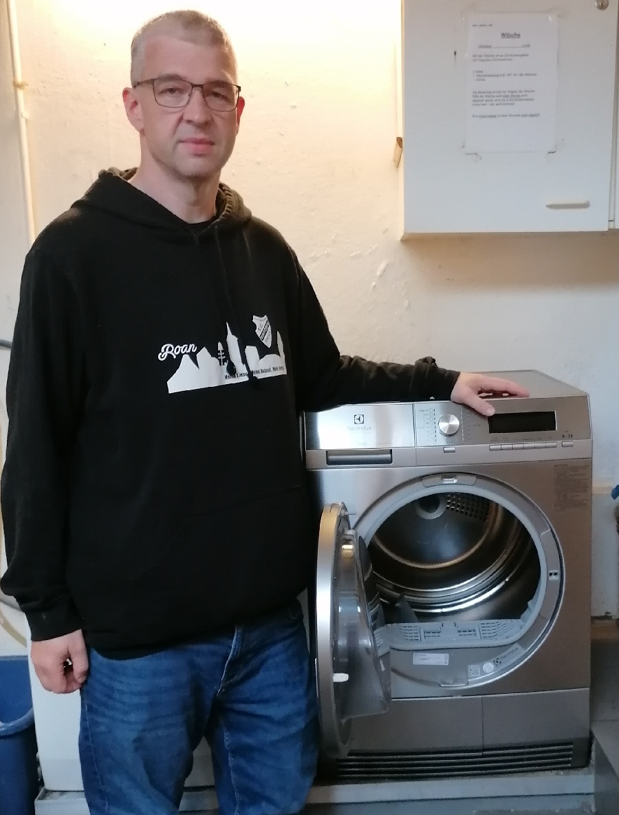 Neuer Trockner im BLH Einrichtungsleiter Holger Knübben mit dem neuen Trockner